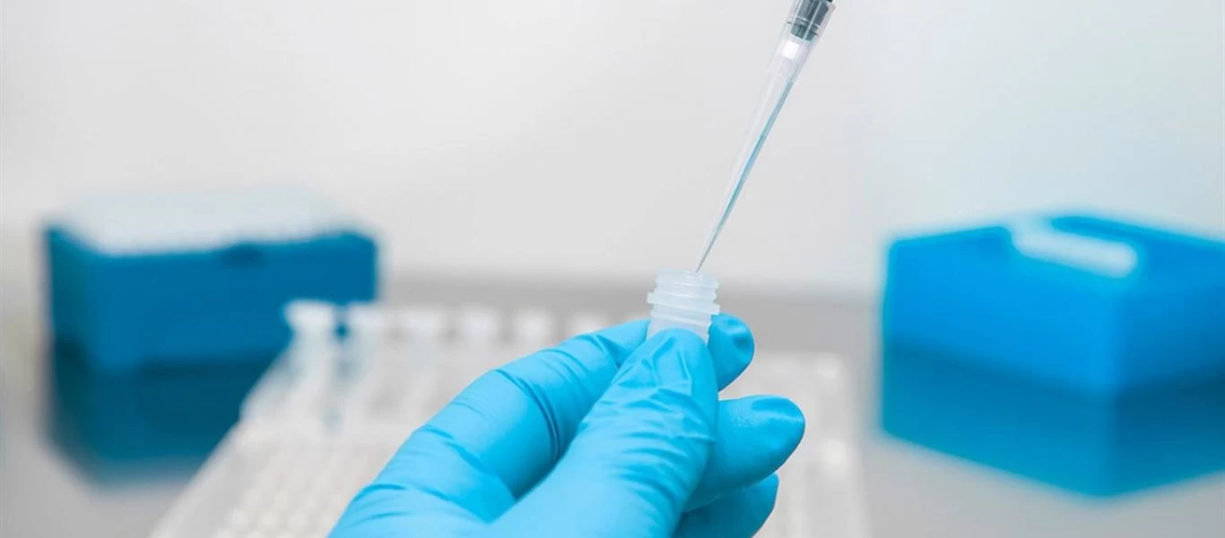 Με κατεπείγουσα διαδικασία τα self-tests στην Βουλή - Στα «κάγκελα» σύσσωμη η αντιπολίτευση: «Δεν είναι λύση»